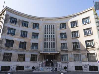 Accanto si trova la praticamente identica scuola elementare �Renato Moro�: costruita nel secondo dopoguerra si presenta con un colore pi� sbiadito rispetto alla sua �gemella� (foto di Gennaro Gargiulo)